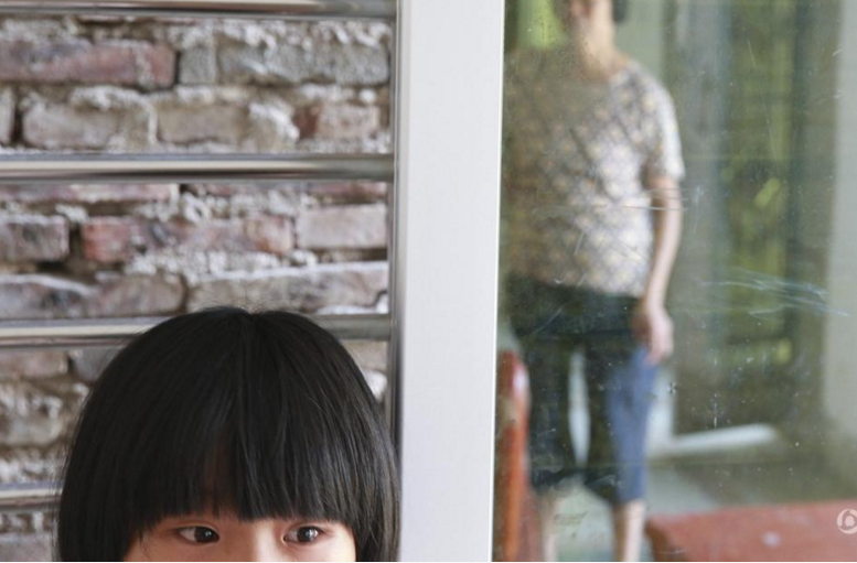 　　据了解，戴阿婆的儿子儿媳妇结婚七八年还没孩子，于是抱养了娜娜，但由于出外打工，就让戴阿婆帮忙照顾娜娜。戴阿婆是刀子嘴豆腐心，一个人把孙女拉扯大，平日里好吃的都留给她，也舍不得让她干重活。孩子四五岁时被诊患有多动症，总爱将家里或邻居家好玩的东西拿走藏起来，这坏习惯多次被戴阿婆批评教育。不想被奶奶教育，娜娜便离家出走。
