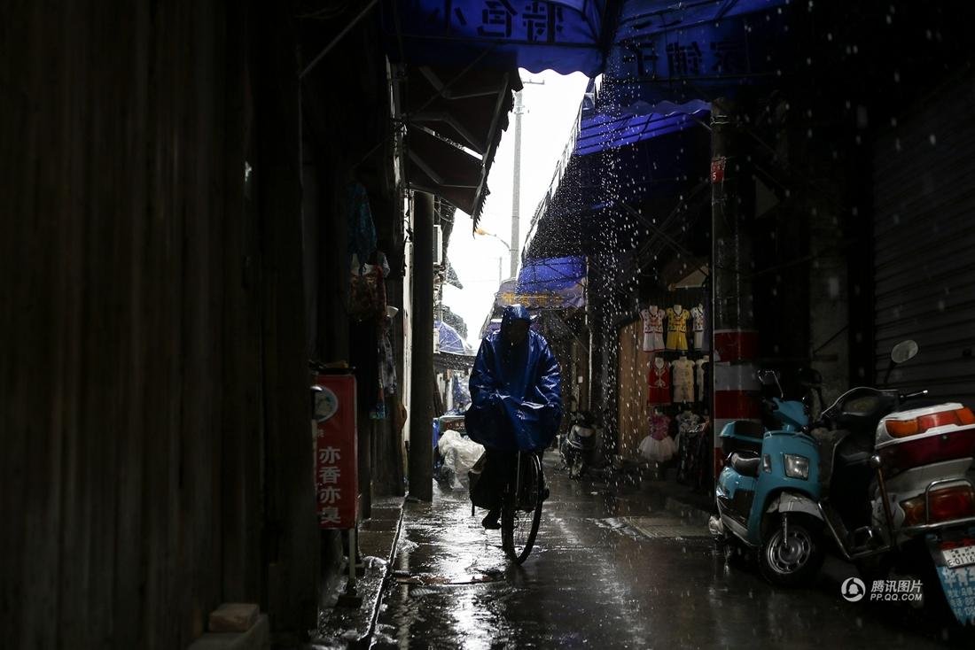 当天天空不作美，雨一直淅淅沥沥下个不停，送邮车也稍微晚点，老沈顾不上吃中饭，两大袋的报纸、信件和快递小包已经把自行车塞得满满当当，“不能让人家等着急！”老沈说着，用雨披将邮件包裹得严严实实，就骑车上路了。装满邮件的自行车很重，大约有150斤，雨水也让平日里的小路有些泥泞，车轮溅起水花，老沈骑上去有些晃荡，遇到石桥上高坡，他只能下车吃力地推着前行。