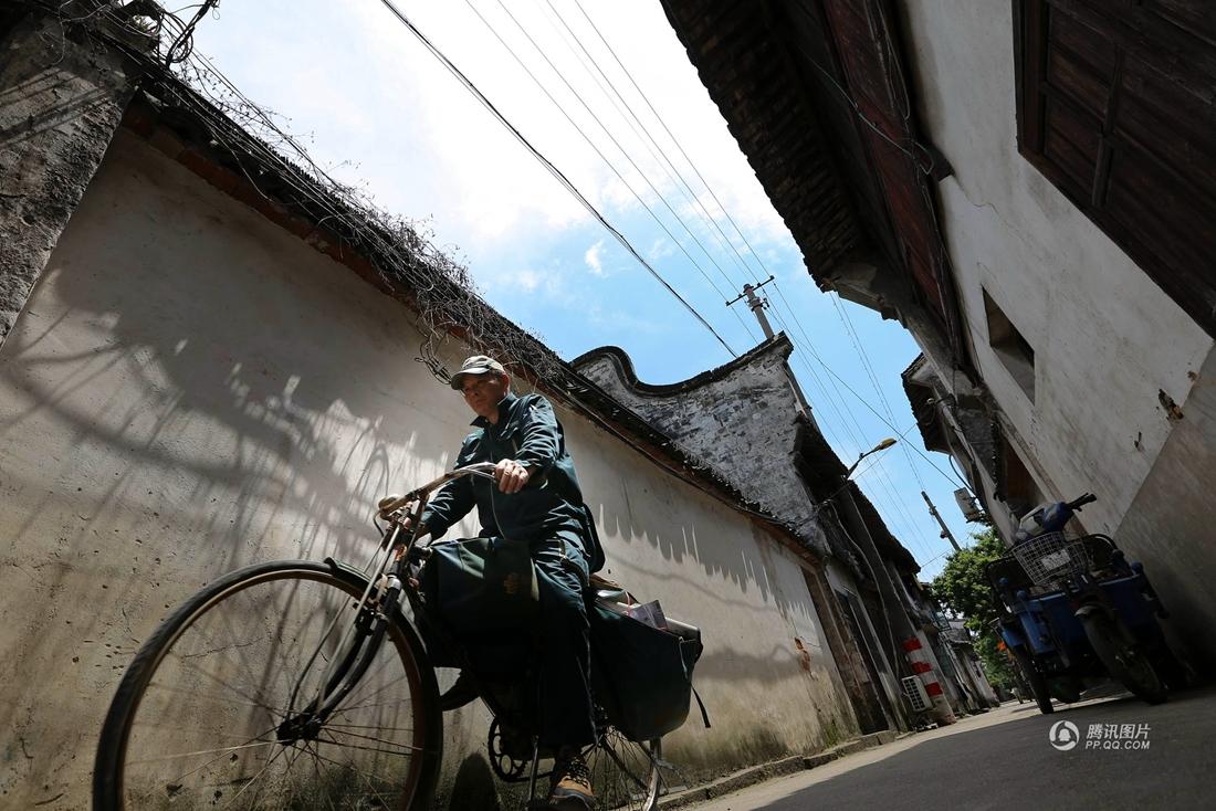 尽管如此，在古宅街坊、小区门房、住户楼下，老沈将信件、报纸和包裹准确无误地投送到位。“谢谢啦，老沈，停下来吃杯茶吧。”在乌镇的老街区，大多数老乌镇都认识老沈，每每见到他，都会和他打招呼。