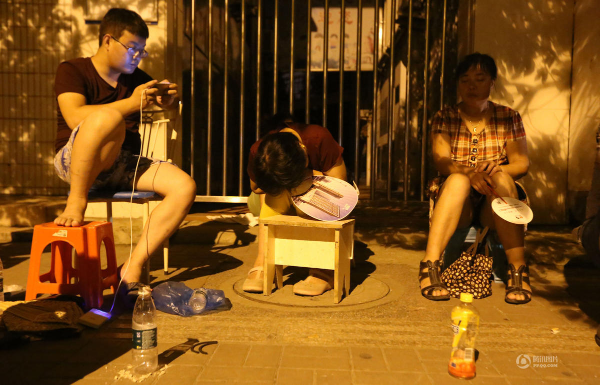 此前，学校告示提醒不要提早排队，但是多数家长还是担心报不上名才来早早排队的。图为通宵排队的家长。