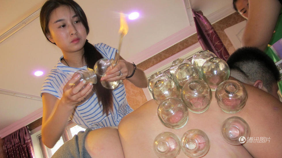 小李航接受中医拔罐理疗。医院确认小李航患的是“小胖威利综合征”，“小胖威利综合征”是一种15号染色体异常疾病，约有70%的患者是由于来自父亲的15号染色体有缺失，发生率约1/15000。此疾病临床症状复杂，在生长发育任一阶段表现不同，新生儿时期以吸允力量不足，喂食量不足为最明显特征。