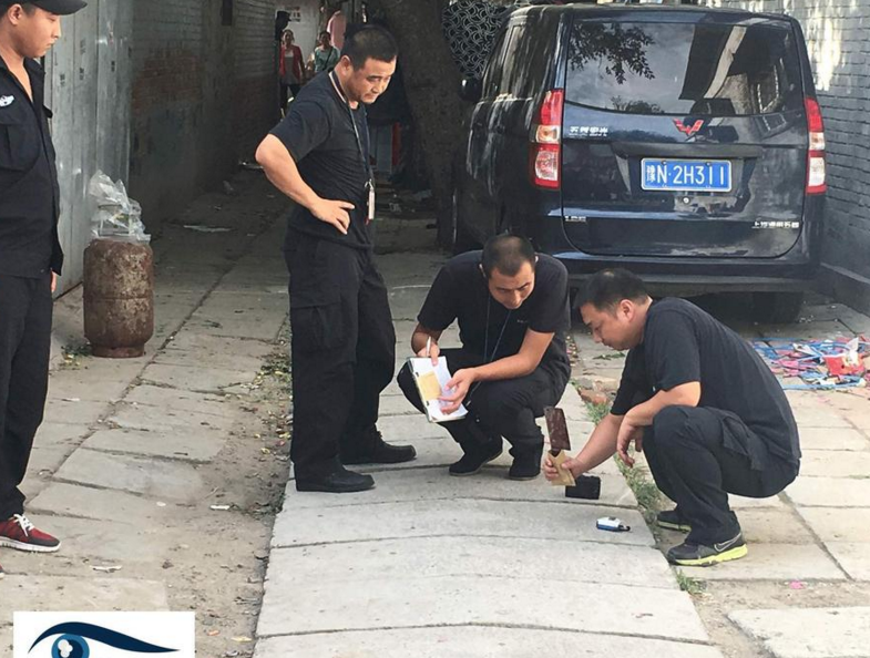 　　8月14日中午12时许，北京一男子持菜刀将10岁表弟割喉杀害，然后点燃煤气罐自杀未果。前街一号（微信：qianjieyihao）记者从医院了解到，男童死亡。目前警方已介入调查。民警在事发出租房旁边的房顶上搜索，随后找到一把沾染血迹的菜刀。