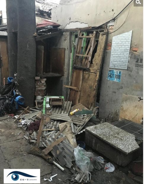 　　附近居民称，杀人男子今年30多岁，死亡男童之前在老家四川巴中读书，父母在平房村附近的工地上打工，不久前才到北京过暑假，男童父母平日租住房屋距离事发房屋仅有十几米远。租住在事发出租屋东侧居民称，中午12时许，她正在家里吃饭，突然被一声强烈爆炸声惊到，“爆炸声音特别响，我担心房子塌了，赶紧跑了出来”。张敏出门看到，男子满身血迹，手臂和腿上有明显烧伤，被冲击波撞至对面墙上，血流不止，瘫坐在地上，“他当时神情慌张，脖子上好像也有刀伤，嘴里不断说自己杀人了怎么办。”