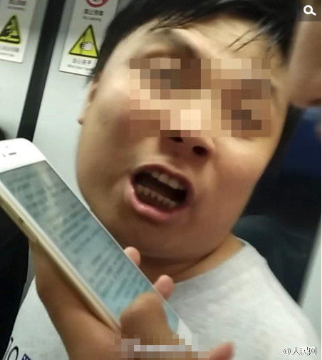 　　随后该男子还尾随她下地铁，追上她并打了她一下。