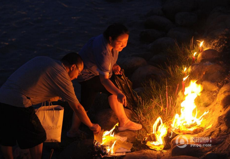 　　当天是农历七月十三，民间有在这天烧纸祭祀祖先的习俗。
