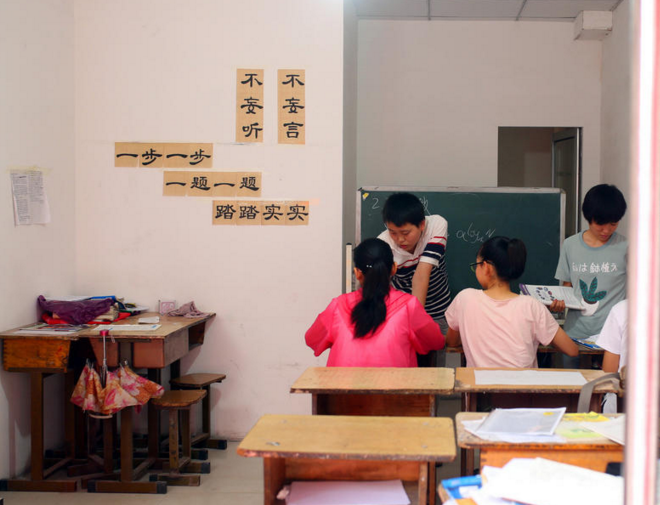 　　“不妄听，不妄言，一步一步，一题一题，踏踏实实。”这是他贴在补习班墙上的警示语，也是刘宇的座右铭。