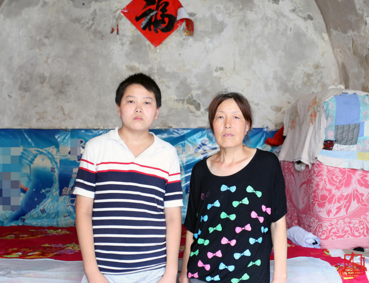 　　刘宇来自山西兴县，今年以全县文科第一的成绩被中山大学录取，是山西兴县友兰中学师生的骄傲，但贫困的家境让他的大学生活成了未知数。收到录取通知书的那天，他和妈妈又喜又忧。租来的老旧窑洞里，墙皮斑驳脱落。炕的左边有一块长木板，一头搭在炕沿，一头被砖头垫起来，这是刘宇的“简易书桌”。刘宇和妈妈在这个窑洞里已经住了十年。