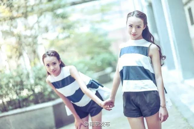 双胞胎同时应考，有时也有意想不到的喜剧效果。“音乐剧专业面试时，题目是表演音乐小品，当时同一组考试的9个同学中，还有一对男双胞胎。结果考官把我们两对双胞胎凑成一组，让我们以2:2为题，即兴演一段小品。”