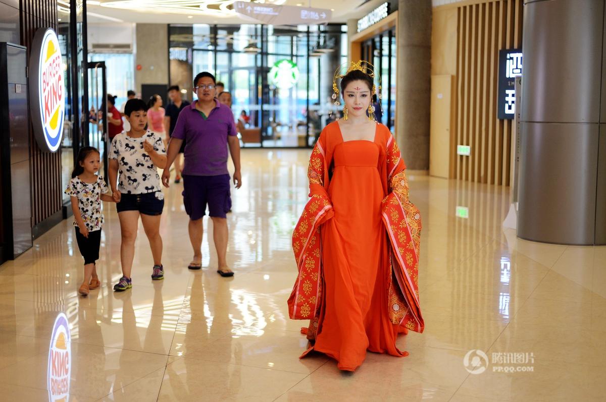 近日，山东省济南市一女子身穿唐装，扮成武媚娘的模样出现在济南街头，其男友高举着示爱牌子向其表白，并送上鲜花和戒指。