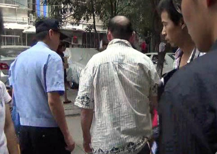 　　2016年8月19日，江苏省南京市，下午一点左右，在南京打工的李某向江东派出所报警称，他的孙女独自一个人在地下室里玩手机时，被和他们住在一起的六旬老头伸出了“咸猪手”，他的孙女被老头猥亵。