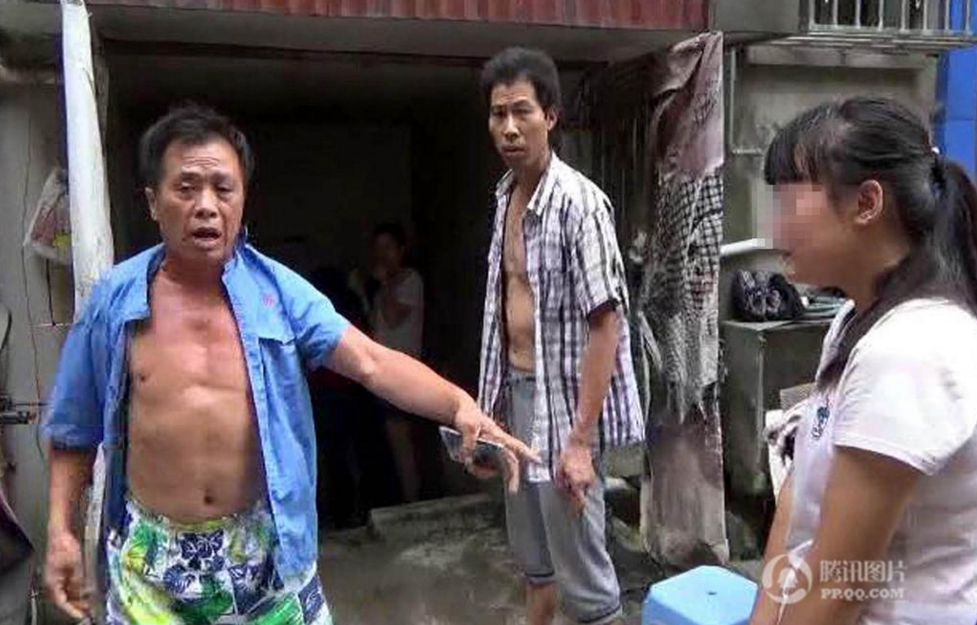 　　民警赶到现场时，伸出“咸猪手”的老头被李某的家人围在地下室，而被猥亵的女孩正站在一旁哭泣着。李某说，女孩是自己孙女，中午吃完饭，独自一人在地下室玩手机，就在这时，住在旁边的这名老头从外面进来，看到女孩一个人在地下室，上来二话不说就对孩子的隐私部位伸出了手，女孩挣扎半天，跑回家里哭了起来。当家人知道了女孩被猥亵后，立刻喊来了女孩的父母并且报了警。
