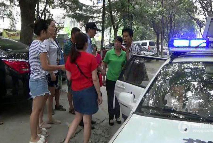 　　老头的家人也闻讯赶了过来，双方家人又差点打了起来。最后，在民警的劝阻下，双方才平息下来。随后，双方被带回派出所做进一步处理。