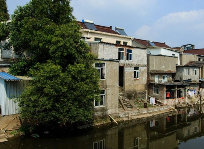 　　也有村民说，这么搞违建是资源的浪费，到拆迁时就是一堆建筑垃圾，违建成本远远要超过补偿，还有可能还一分不赔，最后得不偿失，真的不可取。