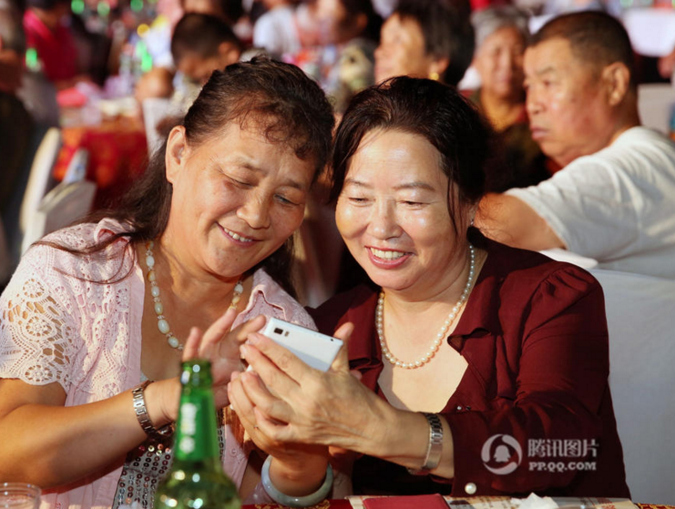 　　600余人在“百家宴”上吃饭聊天。