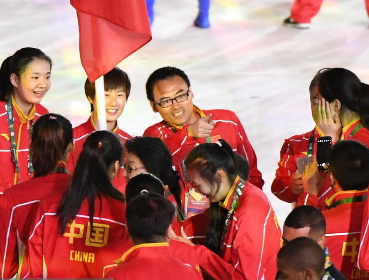 　　中国代表团入场，丁宁担任旗手，女排队员杨方旭合影丁宁。