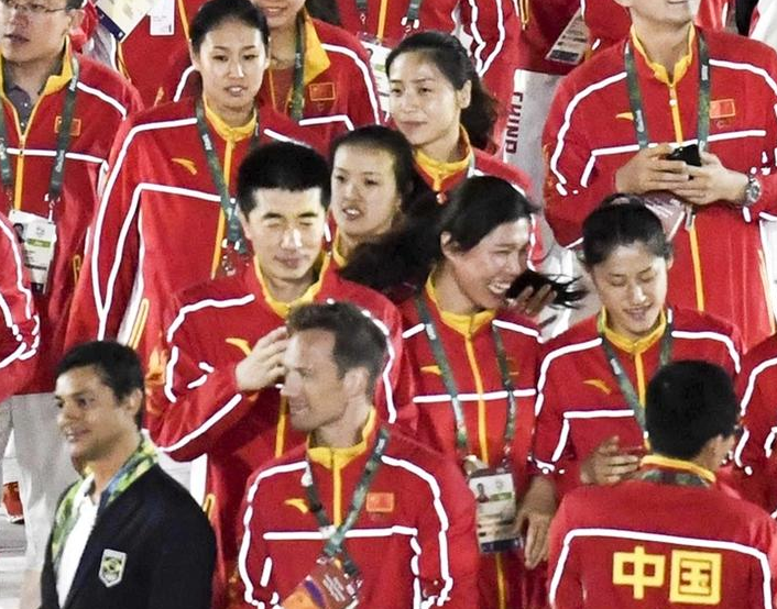 　　中国女排队员入场，女排队员徐云丽、刘晓彤、张常宁等在列。