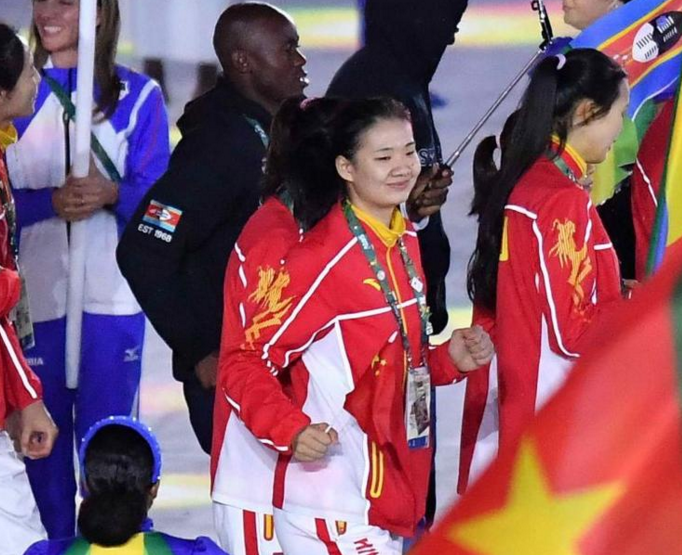 　　中国代表团入场，女排队员杨方旭现身。