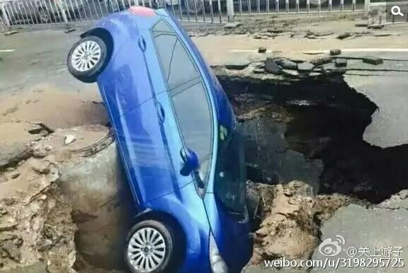 　　你还记得吗？这些年兰州塌过的路。