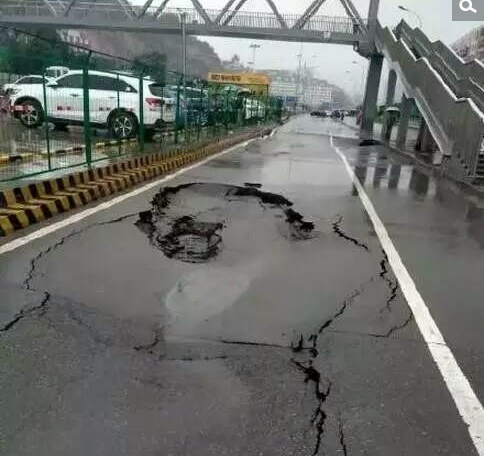 　　你还记得吗？这些年兰州塌过的路。