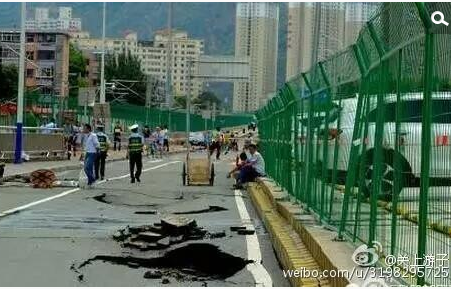 　　你还记得吗？这些年兰州塌过的路。