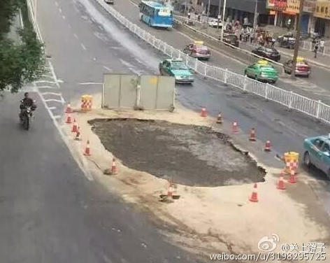 　　你还记得吗？这些年兰州塌过的路。