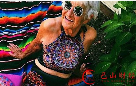 　　在这个网红遍地的时代，这位88岁的老奶奶Baddie Winkle在Instagram上拥有210万粉丝，成为货真价实的网红!