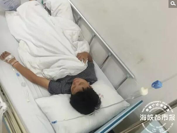 　　今天下午四时许，记者在福建中医药大学附属人民医院急诊科，见到了其中一名被蜇伤的张女士，她正躺在病床上打点滴。海都记者注意到，张女士脸色蜡黄，嘴唇发白，手臂上、脸上均有的被马蜂蜇伤的红点，头顶密发中还有肿起的小包。陪她看病的同事陈女士连连感慨：“真是倒霉！”图为路人被蜇后，送完医院治疗，出现呕吐现象。