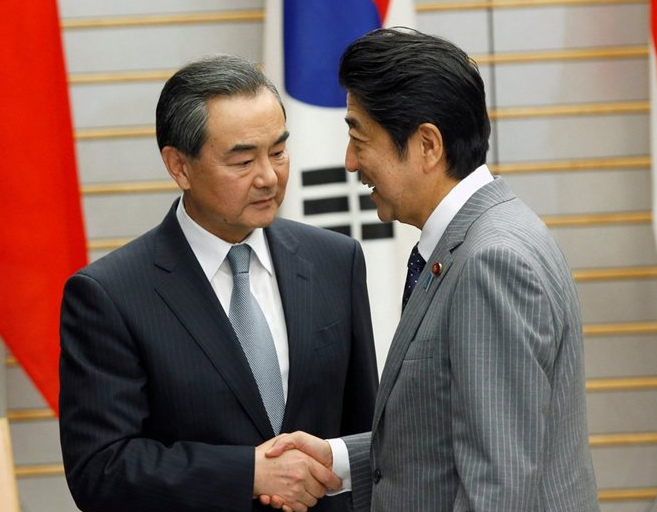 　　安倍表示，日中韩三国的经济总量占世界五分之一，肩负着维护地区和平稳定的重要责任，三国保持合作尤为必要。希望三国落实好此次外长会成果，为年内举行领导人会议做出积极准备，进而改善双边关系，促进地区发展。日方愿从长远角度出发，与中方沿着建立战略互惠关系的方向，增进信任，加强对话，管控分歧，为构建面向未来的日中关系而努力。即将召开的二十国集团杭州峰会对世界经济可持续发展意义重大，期待届时赴华出席峰会，日方祝愿峰会成功并愿为此提供尽可能的协助。