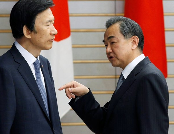 　　图为中国外长王毅和韩国外长尹炳世。