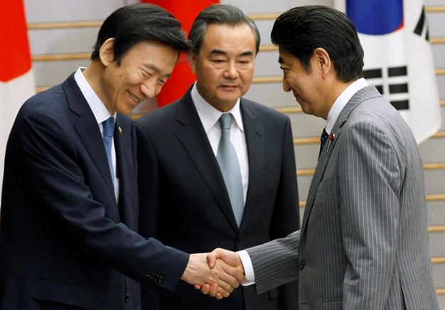 　　当地时间2016年8月24日，日本东京，日本首相安倍晋三在府邸会见日本外相岸田文雄、中国外长王毅和韩国外长尹炳世。