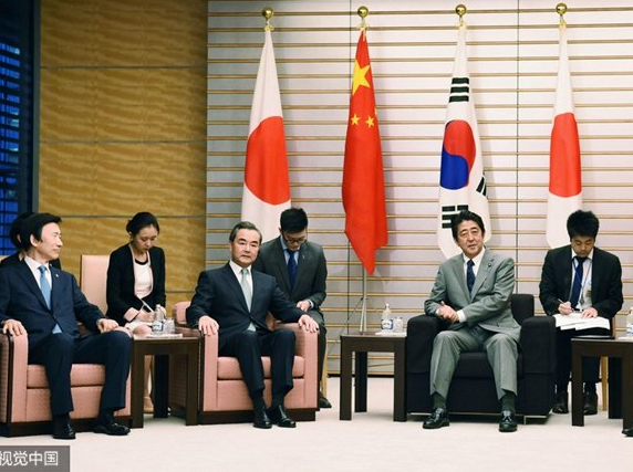 　　当地时间2016年8月24日，日本东京，日本首相安倍晋三在府邸会见日本外相岸田文雄、中国外长王毅和韩国外长尹炳世。