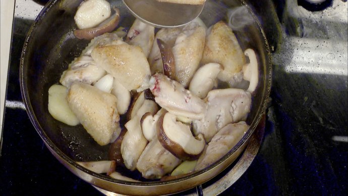 【养生厨房 <wbr>20160825 <wbr>播出】菜名：黄豆焖鸡翅；