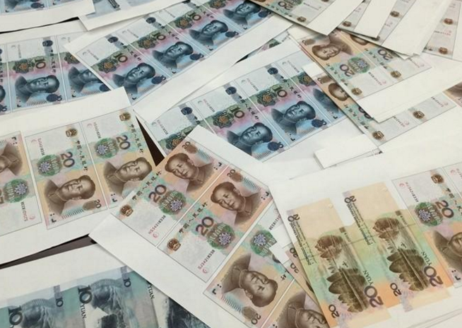 　　今年5月18日晚23时许，西安市公安局物流寄递犯罪侦查支队七大队民警在西安某快递分拨中心夜查中，发现五包可疑快递，分别用“铁观音”茶叶袋包装着20元面额和10元面额的人民币，每包60元，总面额300元，准备发往外地多个城市。民警现场甄别，上述人民币虽然仿真度很高，但20元面额编码全部相同，10元面额编码也都相同，初步认定为假钞。侦查支队组织警力连续两天对案件线索核实，初步判定这些装有假币的快递极可能是隐藏在西安市的一个制作假币的窝点为寻找买主，向外地寄送的假币样品，物侦支队民警经过对寄件地址分析研判，判定制贩假币的窝点极有可能就在西安市。5月20日，经侦支队联合物侦支队等相关警种立即成立专案组对此案立案侦查。