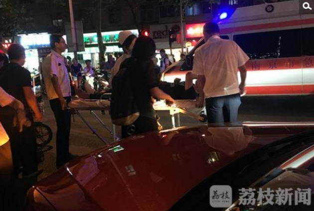 　　8月24日晚上9时许，在南京新街口石鼓路与丰富路交叉路口，一位40岁左右女司机驾驶红色奔驰车，从石鼓路由西向东经过丰富路路口时，由于观察不仔细，左前轮压到一横穿马路小伙的脚，在路人叫女司机赶快倒车时，女司机紧张再次碾压受伤的脚，小伙子痛苦不堪，被送往医院救治。