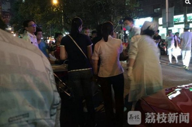 　　据开红色奔驰车的女司机说，“当时马路上人很多，小伙边过马路边和朋友说话，没有注意我的车，我的车前方是个盲区，什么也看不到，我也不知道他的脚怎么钻到我的轮子下面的，在大家喊压到脚时，有人叫我赶快倒车，由于紧张，脚又碾了一次 。”