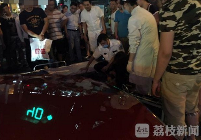 　　由于事故车占了半个路面，交警又没有赶到现场，造成道路拥堵。到笔者离开时，小伙被送到医院，交警和保险公司仍未赶到。