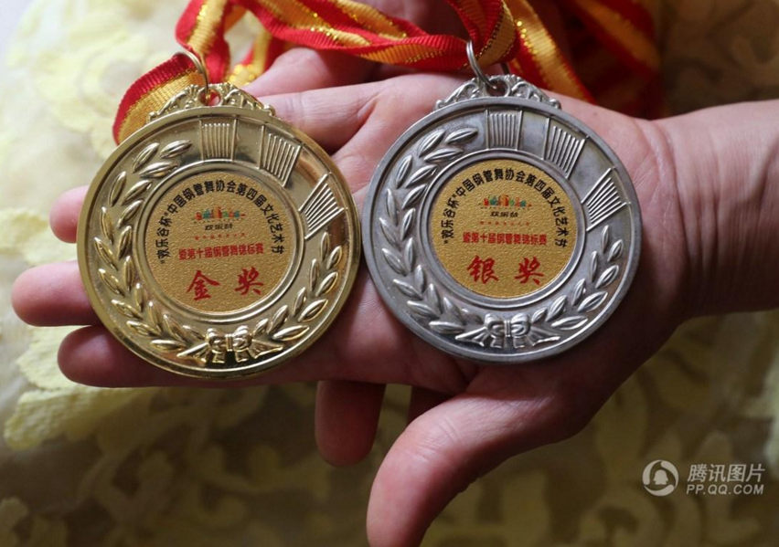 　　在前不久北京举办的中国钢管舞锦标赛上，张静本可以参加老年组比赛，却报名中年组比赛，斩获钢管舞亚军和吊环冠军。运动给了张静又一个青春，张静给了身边朋友一个励志榜样。