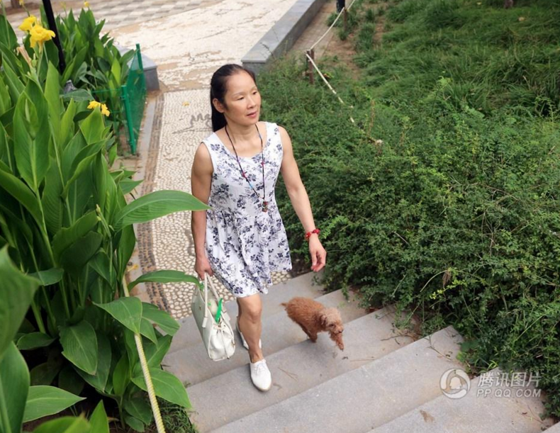 　　和儿子出门，张静母子常被误以为是情侣，被周围人开玩笑称“逆生长”。张静常说，她现在每天都开心快乐，没有感觉自己已经老了。她说，只要有梦想，什么时候开始，都不晚。世界上，也没有什么不可能，只有不努力。