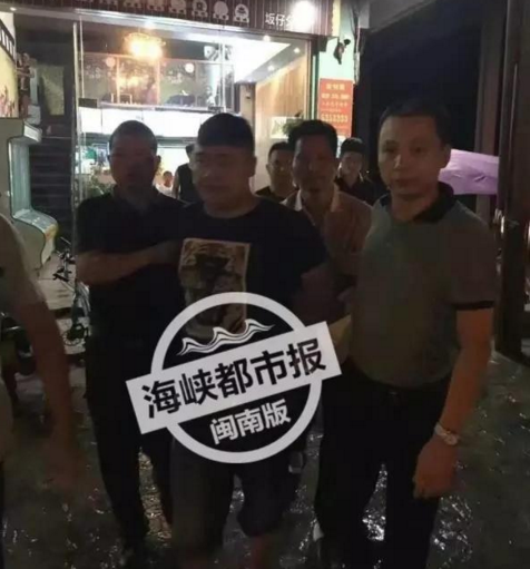 海都记者从漳州平和警方独家了解到，犯罪嫌疑人熊超逃到平和县坂仔镇，平和警方通过紧密部署，迅速将其抓获。而熊超刚刚潜逃到平和坂仔打算投靠亲戚，就落网了。