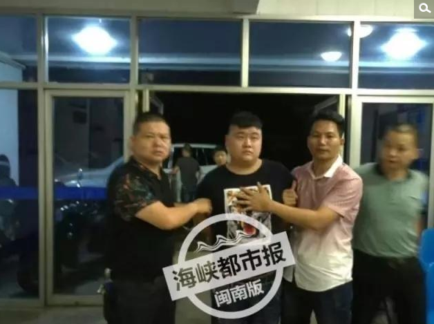 昨天晚上，泉州市公安局鲤城分局民警将熊超押回泉州。