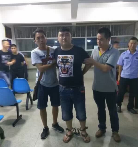 昨天晚上，泉州市公安局鲤城分局民警将熊超押回泉州。