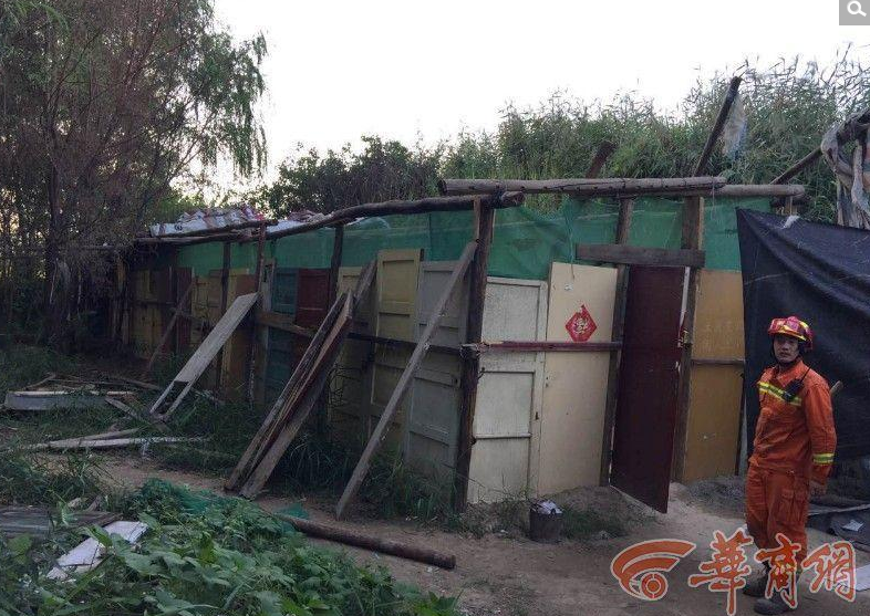 消防员将全部36名被困人员救出后移交公安机关，随后，对简易房进行了拆除。