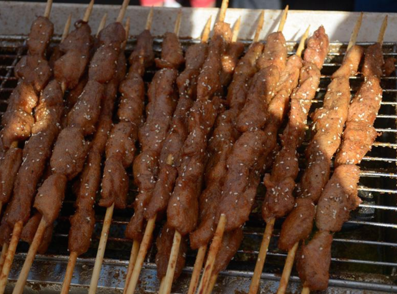 　　图为鳄鱼肉烤串。