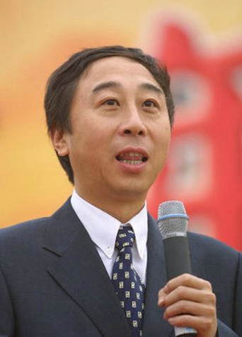 冯巩全家福曝光 30岁儿子帅气十足现为IT精英