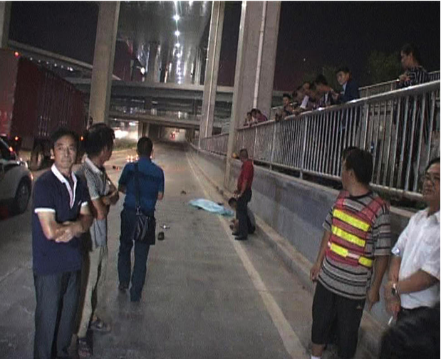 　　2016年8月27日晚，河南省郑州市货栈街中州大道下穿隧道附近，一名在夜间维修道路的农民工被一辆逆向行驶的汽车撞飞十多米后身亡，而肇事车辆却加速离开。据被撞者工友称，大约是晚上11点钟，他们刚刚在道路中摆好反光锥，正打算开始干活，突然一辆红色轿车逆行冲了过来，将63的老杨撞出10多米远后，加速逃离现场，120赶到时，老杨已经身亡。现场，地面上散落着肇事车辆破碎的红色的外壳，道路中间的反光锥撞的乱七八糟，被撞者一只布鞋被甩出老远后掉落在马路上。