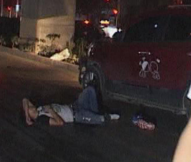 　　事发后，根据目击者提供线索，交警在距离撞人地点约2公里外的陇海路BRT车道中发现肇事车辆，而司机却醉醺醺躺在地面上呼呼大睡，其身边一辆红色的SUV轿车车头左前方被撞的破碎变形，露出一个大洞。