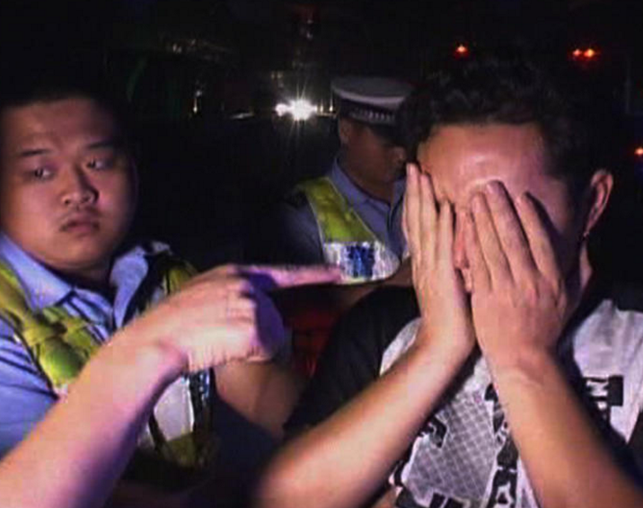 　　男子还称，当晚和三个人喝了一斤白酒，没想到会撞人。目前，警方已对醉酒男子进行血样抽取，对其酒精含量进行送检，案件正在进一步审理中。