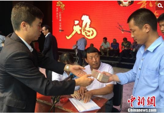 　　边国胜介绍，由于水利设施出现问题，项目延迟一年，原本给村民分红30万，此次，每户先分红15万元(另5万元将于近期补发)，剩下的15万分红明年全部发放。临洮县机场村村民张新海领到了10万块钱，打算明年继续扩大树苗种植规模。“我们只操心地里的树苗，没有成本，也不用担心销路，这个钱挣得放心，挣得轻松。”