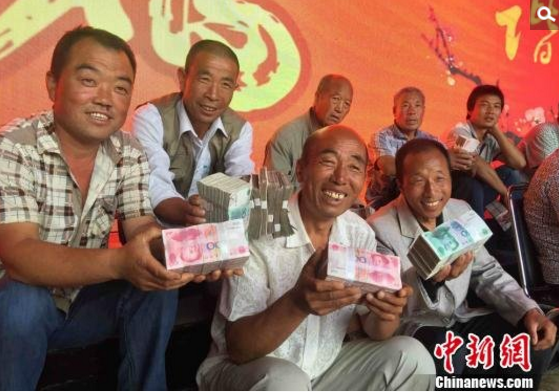 　　边国胜介绍，农民不用操任何心，只要做好田间管理就可以，销售和风险全部由公司承担，这样消除了农户的担忧。如今机场村种植苗木有300多亩，主要以云杉为主，销往山西、内蒙古、新疆等地，主要用于园林绿化等。图为领到分红的村民开心坐在一起聊天。