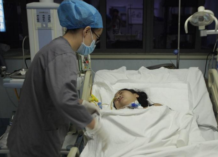 　　昨天上午记者来到交大二附院。该院重症医学科住院医师马医生告诉记者，静阳已经在重症监护室躺了一周，身上插着各种管子维系着生命。“5厘米是好的，剩下的整个咽喉，到食管的上段，以及食管的下端到胃，都是损伤的。”
